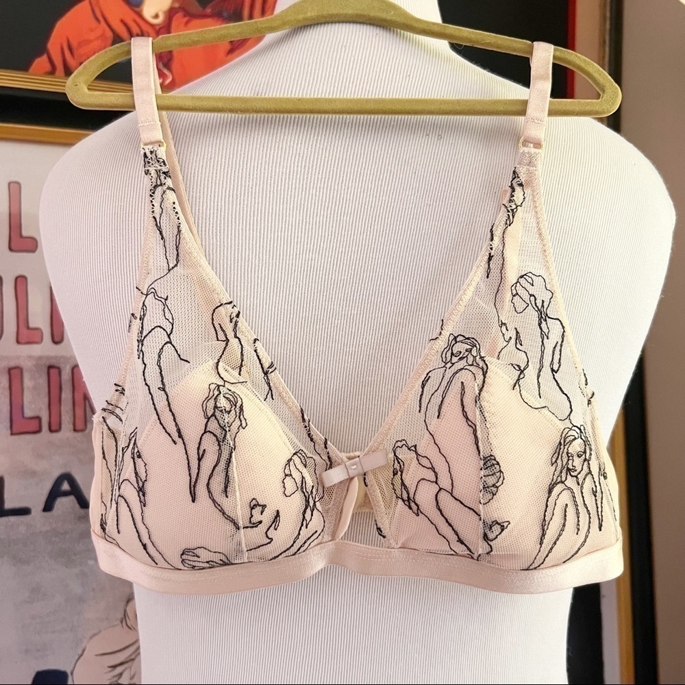 Crème Su: Triangle Two Clasp Nude Mesh With Woman Embroider Size Small